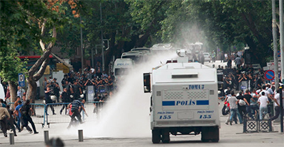 Cañones de agua contra los manifestantes en Ankara